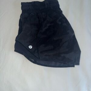 Hotty Hot Low-Rise Lined Short Black Camo